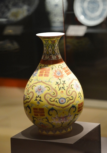 Jarrón con motivos florales y trigramas