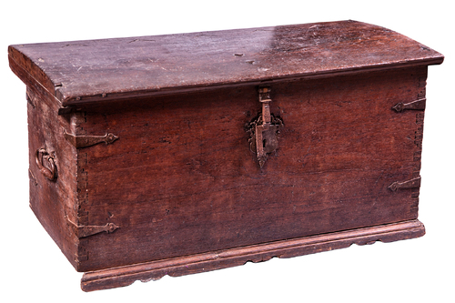Arcón con herrajes