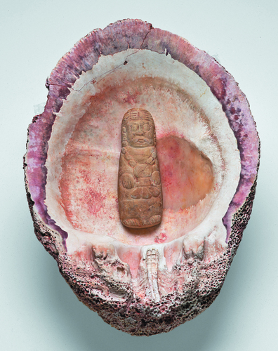 Figurilla femenina en una concha