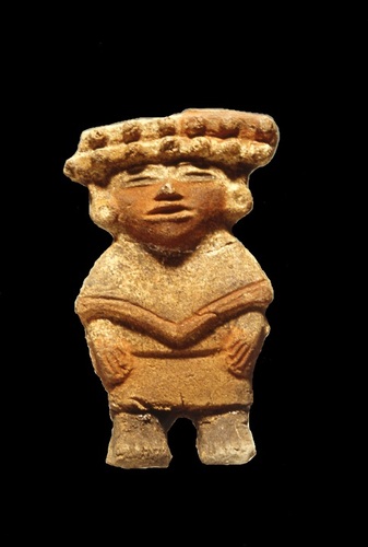 Figurilla con tocado y orejeras