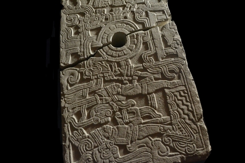 Friso con rostro del personaje en el ángulo del bloque