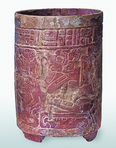 Vaso con decoración labrada