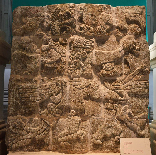Panel con relieve de un jaguar danzante