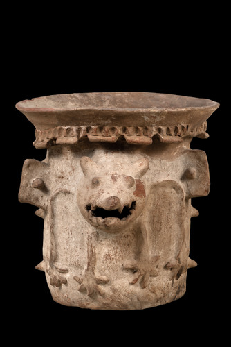 Brasero con representación de un murciélago