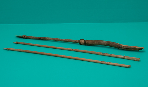 2 flechas y 1 flecha enmangada